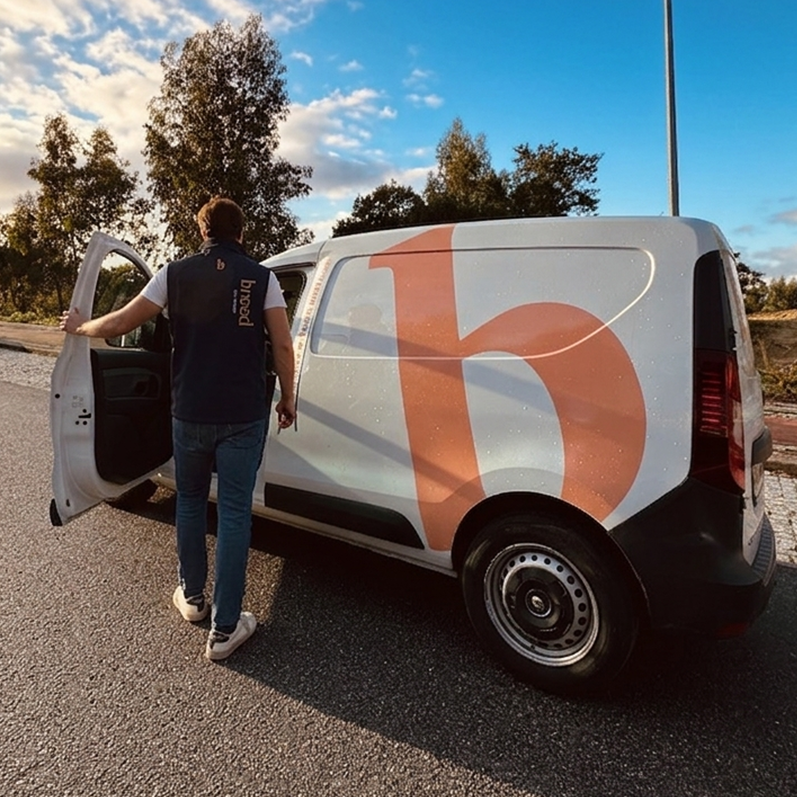 Sobre nós | Carrinha bneed food delivery na cidade do porto com nova farda